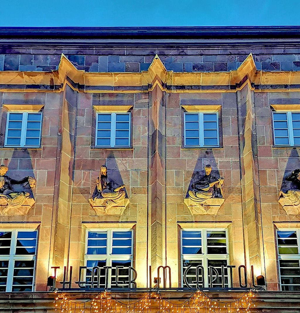 Die Fassade des Theaters Zeitz im Capitol zur blauen Stunde.