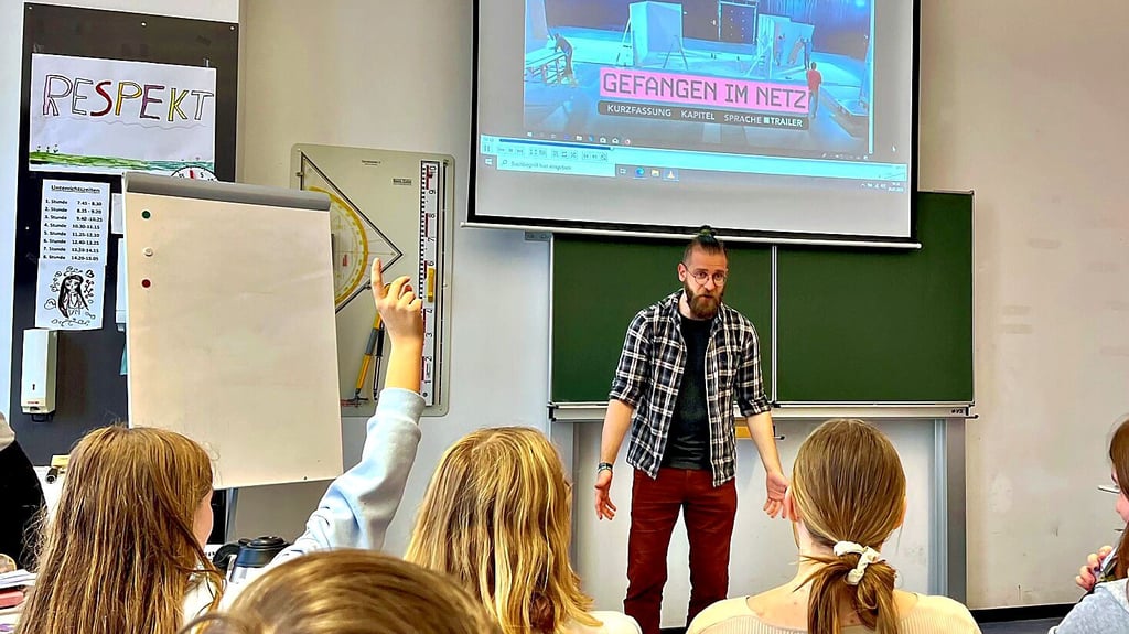 Medienpädagoge Max Neuhäuser erklärt den Jugendlichen, was sie in der Dokumentation „Gefangen im Netz“ erwarten wird.