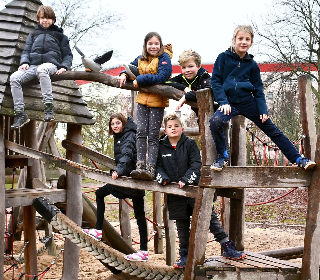Schüler der Klasse 4a der Haldensleber Erich-Kästner-Grundschule bewegen sich auf dem Schulhof.