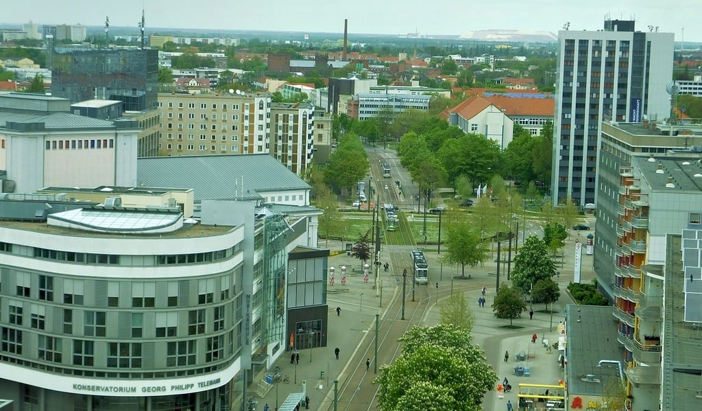 Gern hätten die Initiatoren ihre Installation im Bereich des Domplatzes in Magdeburg positioniert. Dies sieht die Verwaltung kritisch. Daher hat der Stadtrat jetzt nur noch die Suche nach einem geeigneten Standort beschlossen. Denkbar wäre die nördliche Altstadt. Hier ein Blick durch den Breiten Weg in Richtung Universitätsplatz.