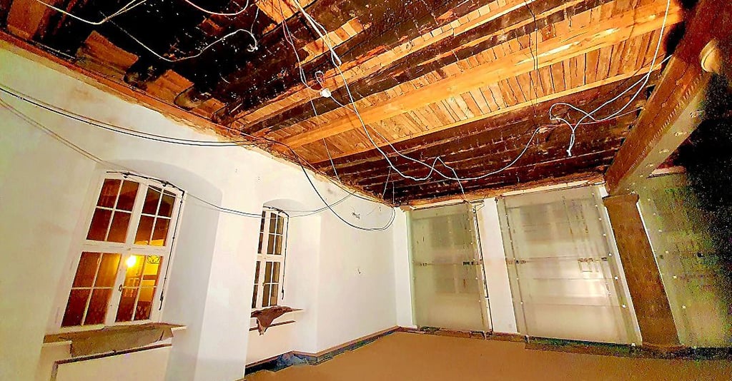 Aktueller Blick ins Trauzimmer des Wernigeröder Rathaus. Die Deckenbalken sind verkohlt, einer sogar gebrochen.