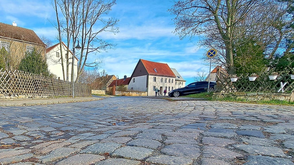 Die Güntherstraße in Lützen wird diesen Sommer von Stadt und Landkreis umfassend saniert. Die aktuellen Natursteine werden für die neuen Zufahrten und Stellflächen wiederverwendet. Das sorgt auch für Kritik.