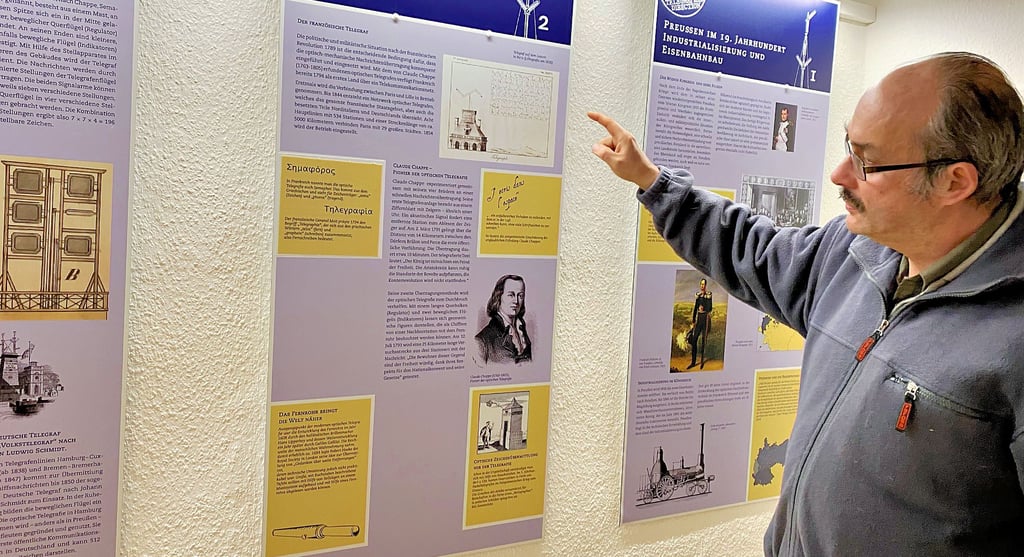 Uwe Krebs, der neben dem Ortschronisten auch Museumschef und Vorsitzender des Fördervereins ist, in der noch recht jungen Dauerausstellung zur optischen Telegrafie.