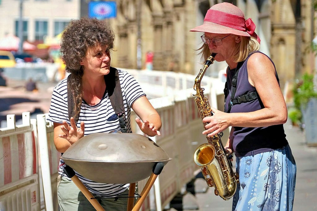 Simone Juppe (l.) spielte bereits auf einem halleschen Baustellenkonzert das Handpan.
