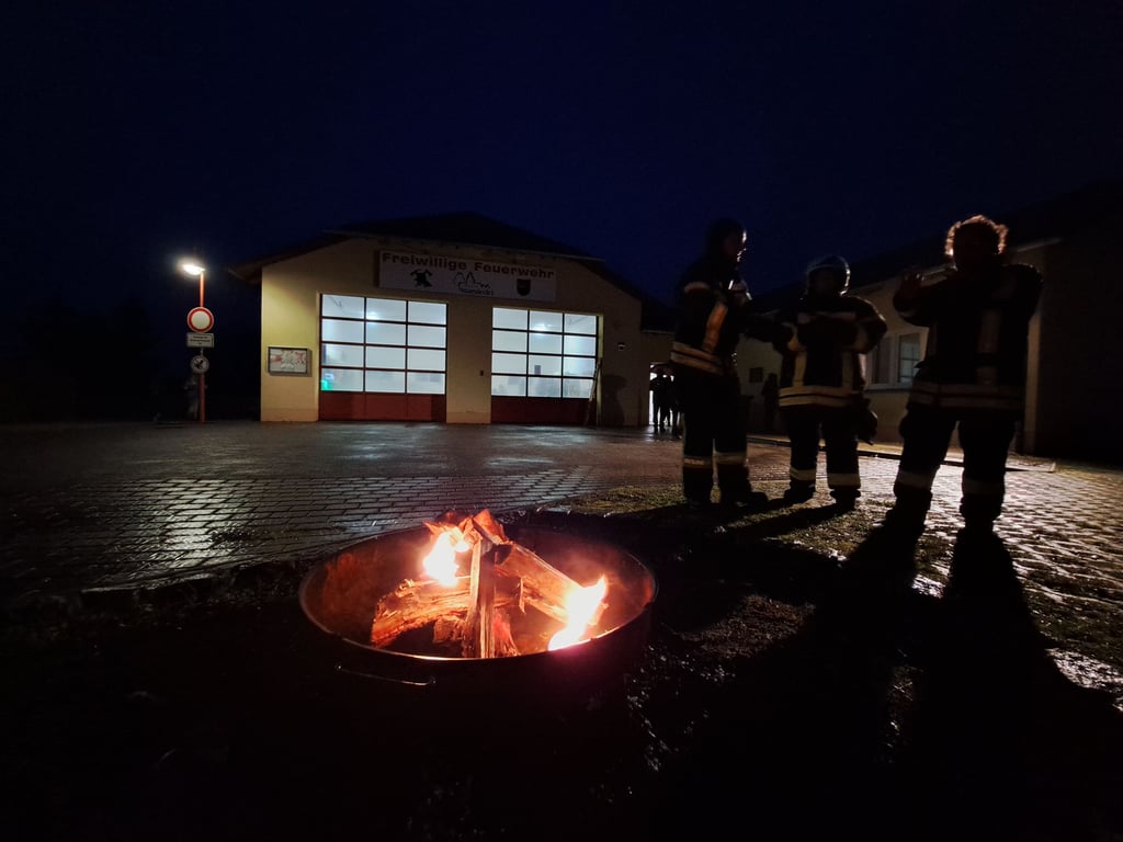 Das Tannenbaumfeuer in Starsiedel musste wegen des schlechten Wetters kleiner als geplant ausfallen. Die Dorfbewohner hat das Wetter aber nicht abgeschreckt: Sie haben sich zahlreich am Gerätehaus versammelt und gefeiert.