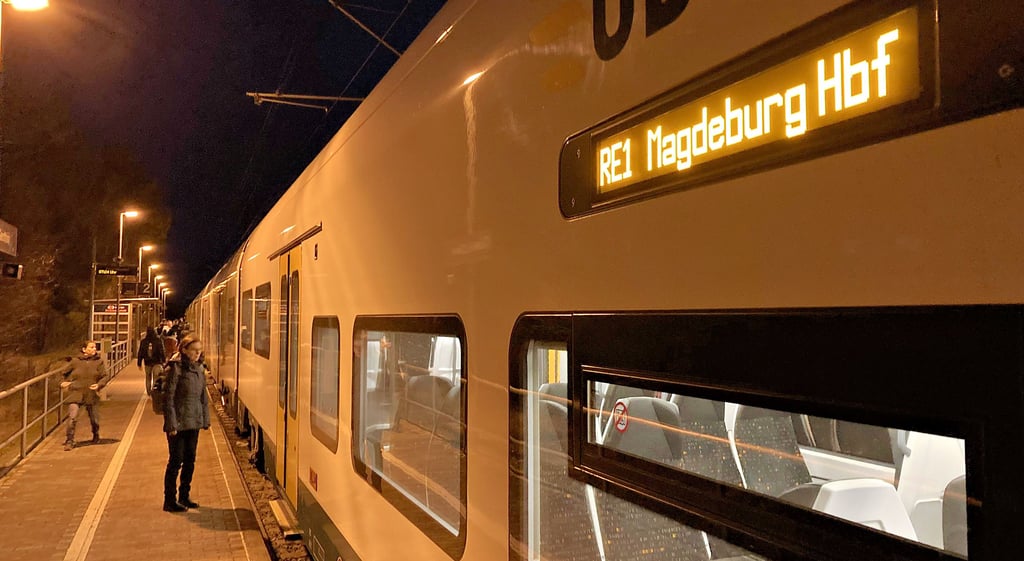 Vor allem Pendler nutzen den Regionalexpress 1 ab Güsen (Jerichower Land), um morgens Arbeitsstätten und Schulen in Burg und Magdeburg zu erreichen. In Burg hält der Express nach sechs Minuten, Magdeburg-Hauptbahnhof  wird nach 24 Minuten erreicht. Die Fahrtzeit nach Berlin-Hauptbahnhof beträgt 1.19 Stunden.