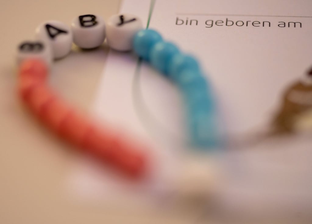 Ein neues Kettchen für ein Baby liegt im Kreißsaal einer Klinik bereit.