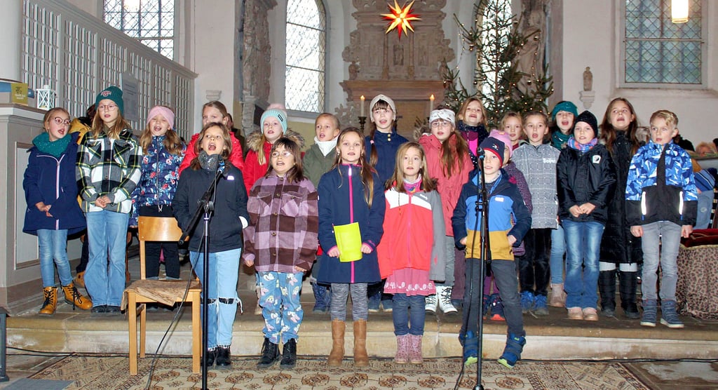 Zum Sternsingerkonzert in St. Nicolai unter dem Motto „Weihnachten ist noch nicht vorbei“ traten die „Wildparkfüchse“ aus der gleichnamigen Grundschule Irxleben mit ihrem Weihnachts-Winter-Programm auf. Für die Kinder gab es viel Beifall.