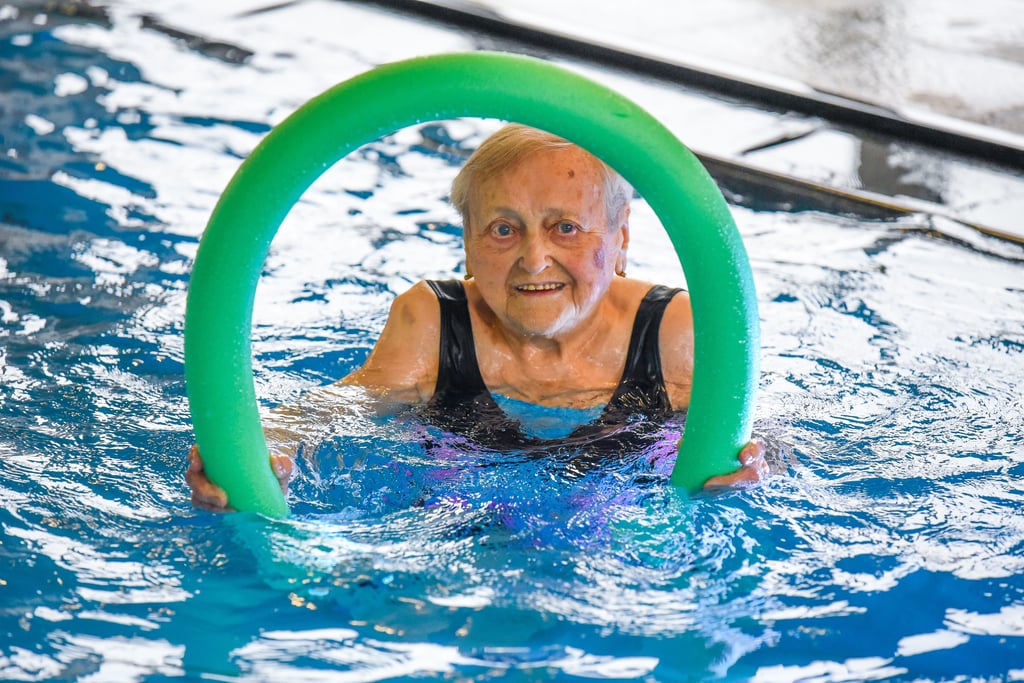 Ilse Langbein aus Bad Dürrenberg ist auch mit 100 Jahren noch sportlich aktiv. Im Sole-Bewegungsbad fühlt sich die Seniorin wohl.