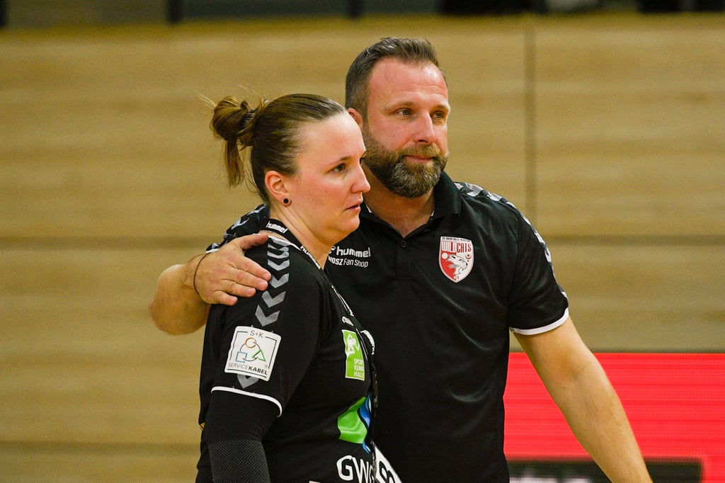 Halles Sportlicher Leiter Jan Henning Himborn mit der scheidenden Trainerin Katrin Schneider.