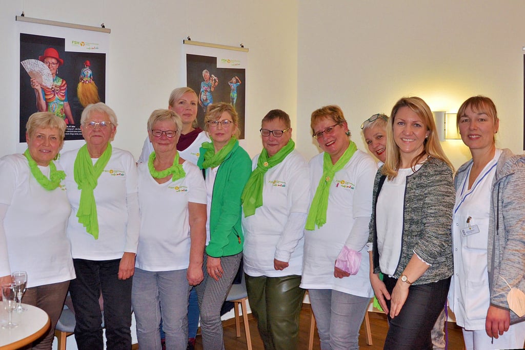 Die Leiterin der Rehabilitationsklinik Waldburg-Zeil Orlen Freier (zweite von rechts) eröffnete die Krebsausstellung anlässlich des Jubiläums der Selbsthilfegruppe Krebs. Ebenfalls vor Ort waren einige der Models, die sich fotografieren ließen.