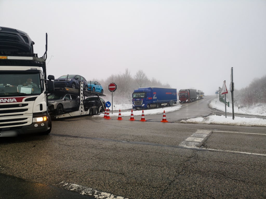 Lkw-Unfälle auf der A9 nahe der Abfahrten Droyßig und Naumburg: Die A9-Auffahrt in Richtung München ist bei Kleinhelmsdorf gesperrt.