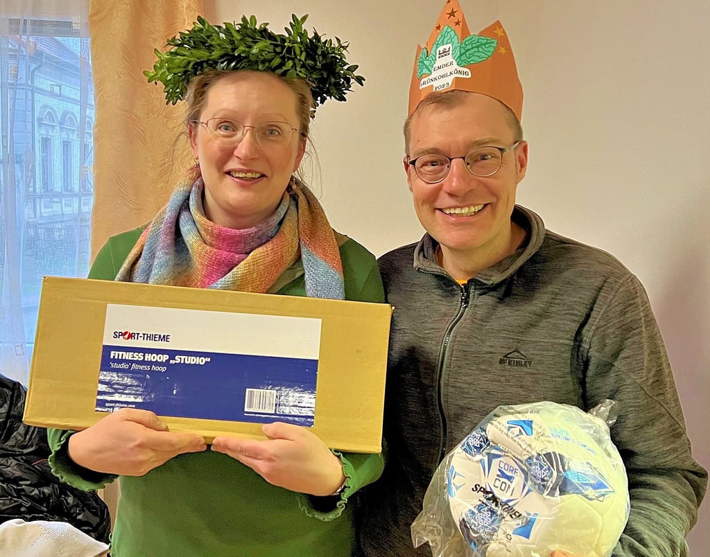 Erstmals in diesem Jahr hat Emden ein Grünkohlkönigspaar: Daniela Herrmann-Skrentny und Thomas Günther holten beim Geschichtsquiz nach der Winterwanderung beide die volle Punktzahl.