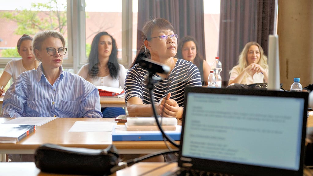 Die Teilnehmer eines Volkshochschulkurses. Weil ohnehin der Bedarf nach einer Lösung für die Bibliothek besteht, plant die Stadt Magdeburg eine Zusammenlegung von Bibliothek und Volkshochschule zu einem Kultur- und Bildungszentrum und erhofft sich davon viele Synergie-Effekte. 