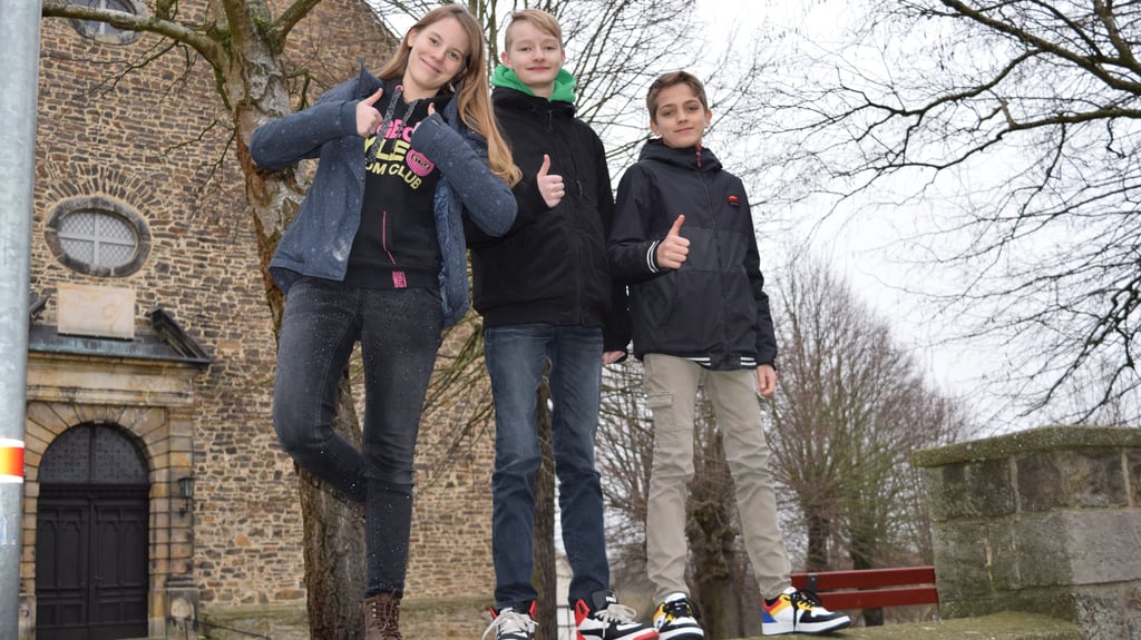 Maja (v.l.), Chris und Pepe freuen sich schon auf ihren Auftritt beim Fasching, auch Romy und Annemarie gehören zur Tanzgruppe.