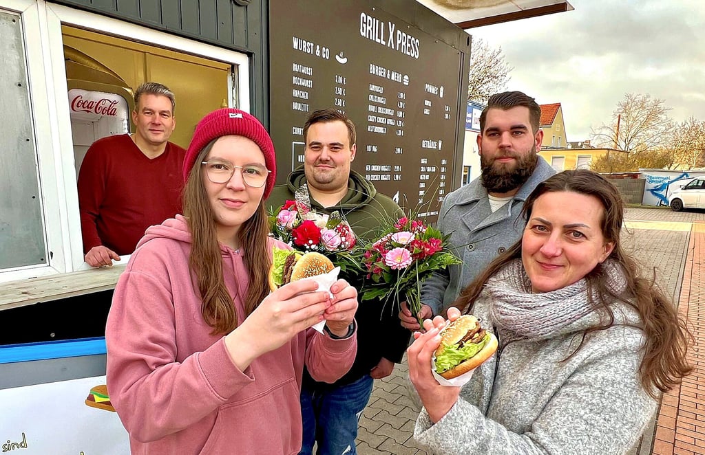 Nach zwei Monaten eröffnet der Grill X-press in Bernburg mit neuem Inhaber wieder. Zum Team gehören: Christian Künne (von links), Bianca Hecht, Daniel Stefani, Oliver Pfohl und Katrin Exner.