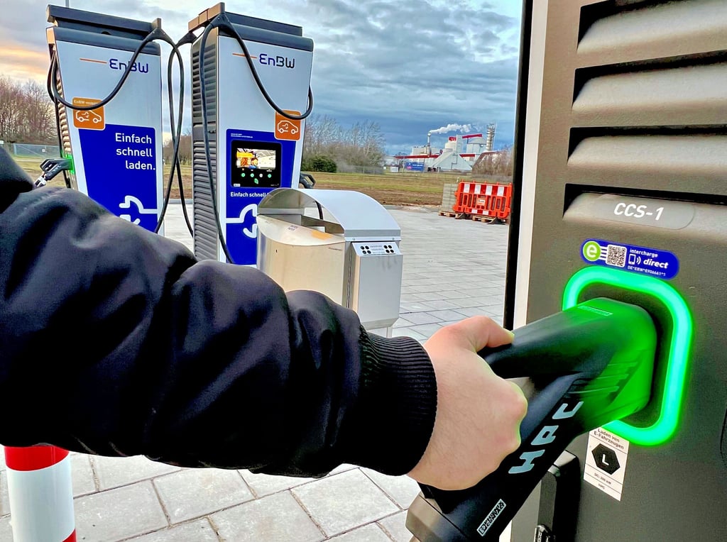 Die Elektrotankstelle mit 16 Ladesäulen am Autohof Könnern an der Autobahn 14 ist in Betrieb.