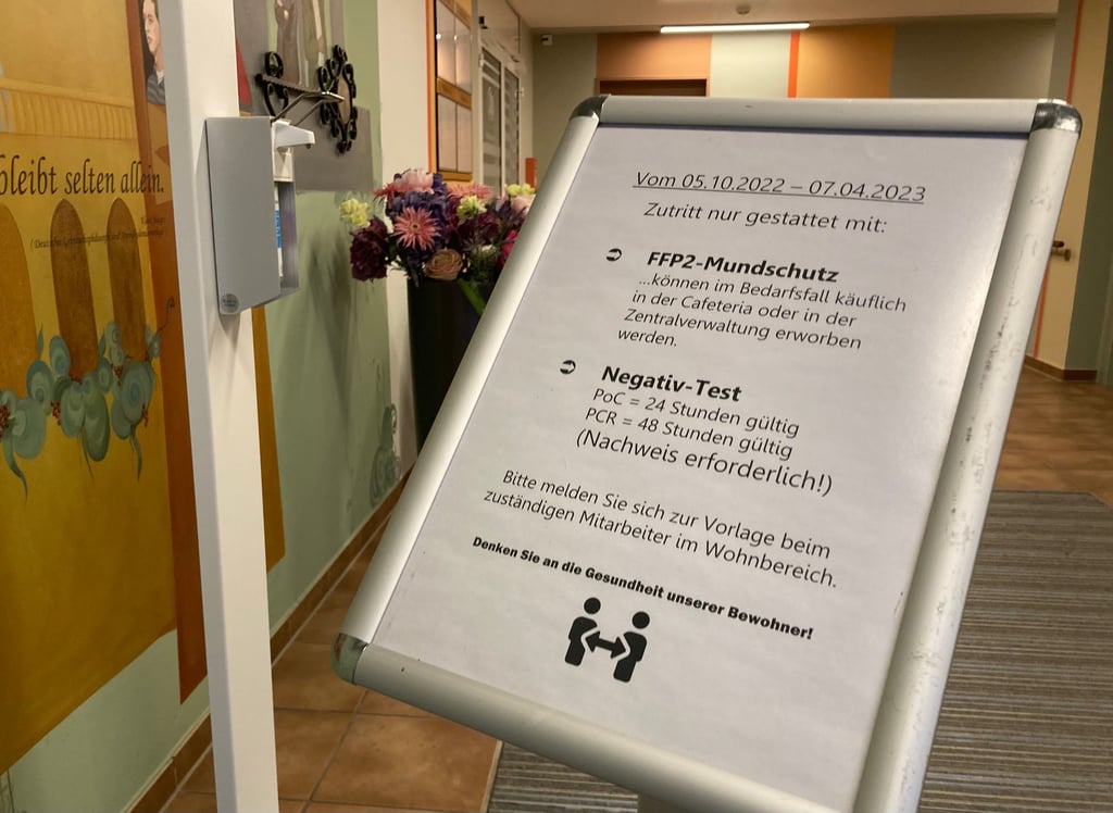 In Einrichtungen wie Pflegeheimen gilt für Besucher und Mitarbeiter eine Testpflicht auf das Coronavirus. Auch im Jerichower Land. Und zwar bis zum 7. April 2023.