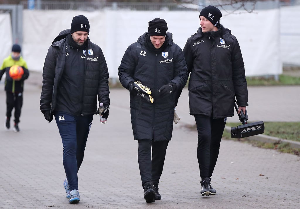 Die Co-Trainer André Kilian und Silvio Bankert sowie Torwart-Coach Matthias Tischer leiteten gestern die Reservespieler der Blau-Weißen an. Cheftrainer Christian Titz fehlte auf dem Übungsplatz.