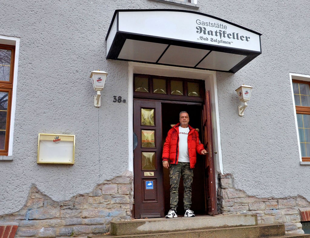 Sven Voigt, der neue Betreiber des Ratskeller in Bad Salzelmen, hat zur Probe die Tür geöffnet. Im Januar, wenn alle Formalitäten erledigt sind, kann die Eröffnung gefeiert werden.