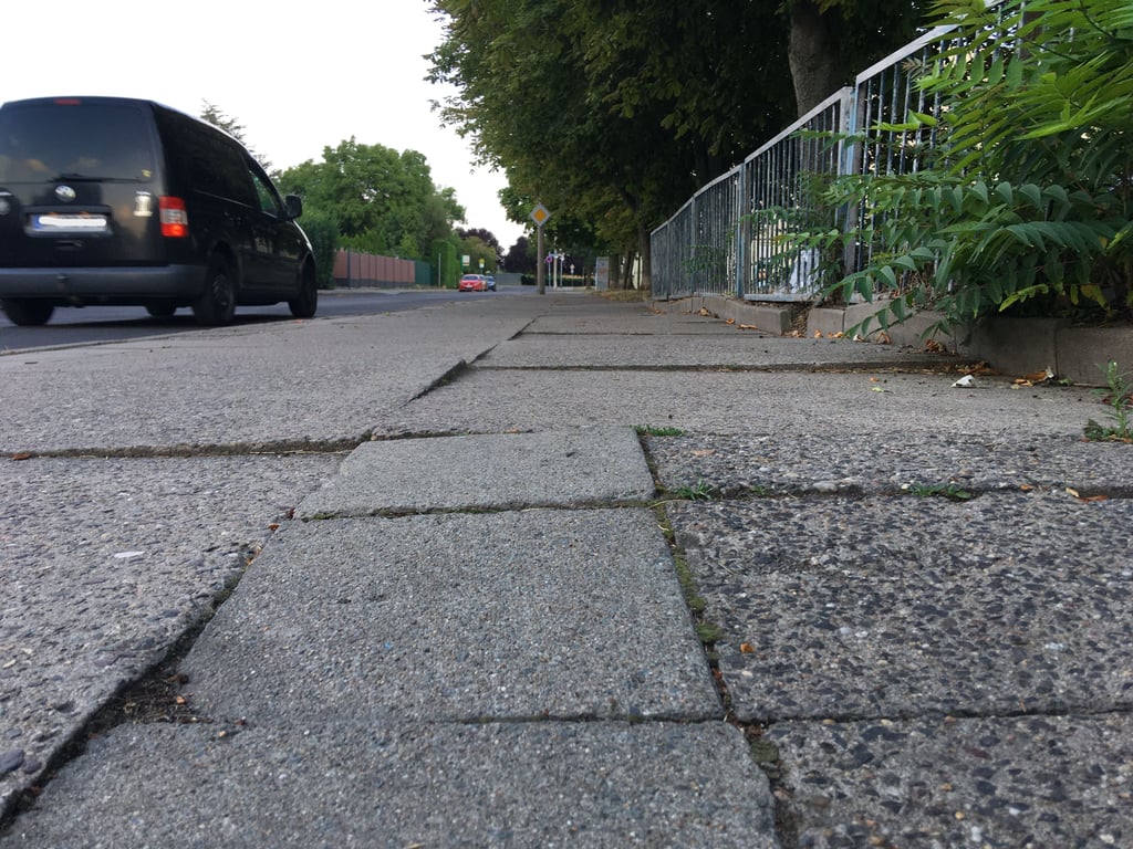 Der Gehweg entlang der Straße braucht eine Sanierung.