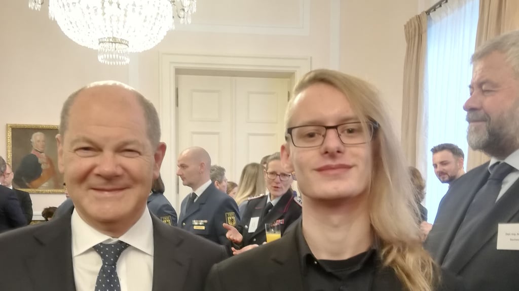 Der Stendaler Berufsschüler Johannes Lippmann (rechts) mit Bundeskanzler Olaf Scholz (SPD).