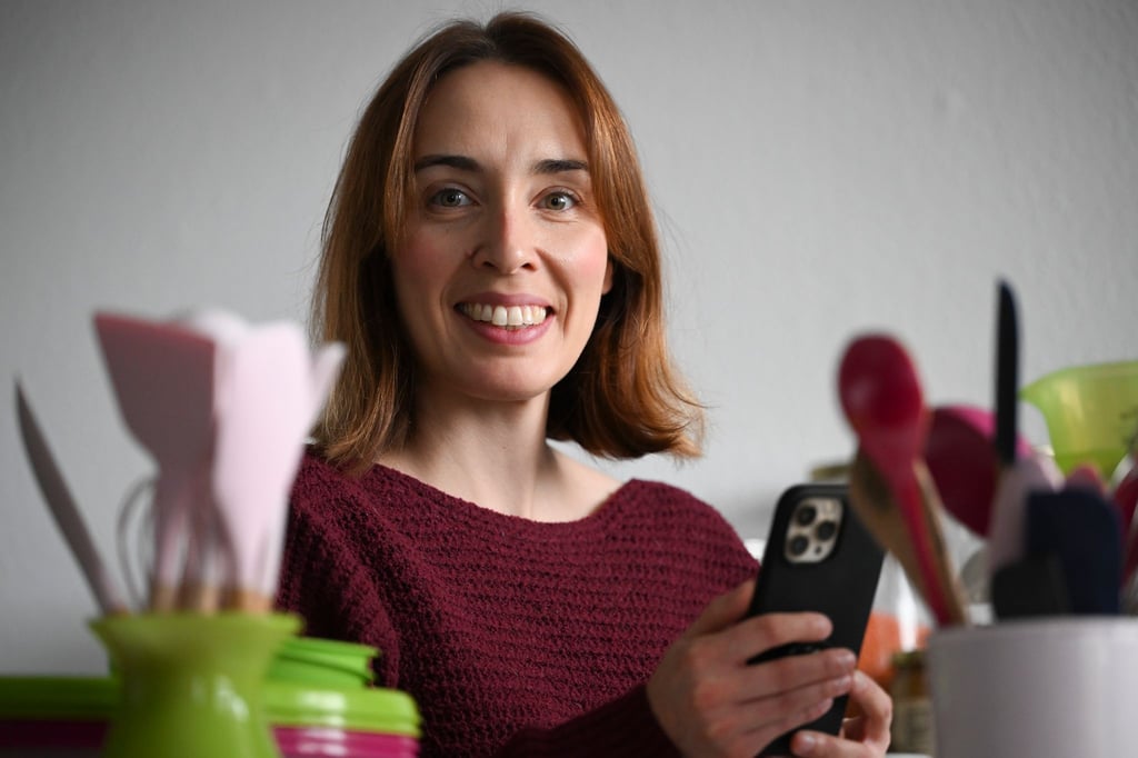 Die Foodbloggerin und Konditormeisterin Anja Giersberg arbeitet in ihrem kleinen Studio.