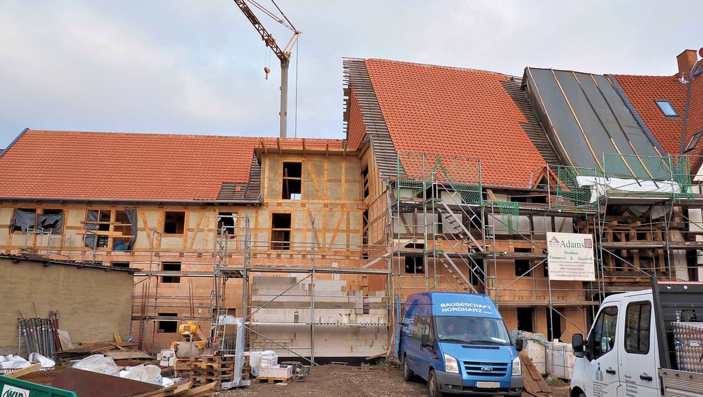 Die Bauarbeiten liefen zuletzt vor allem auf der Hofseite des Gebäudeensembles. In der Mitte wächst das separate Treppengebäude mit Fahrstuhl, von dem aus die Wohnungen in den linken Obergeschossen per Laubengänge erschlossen werden.