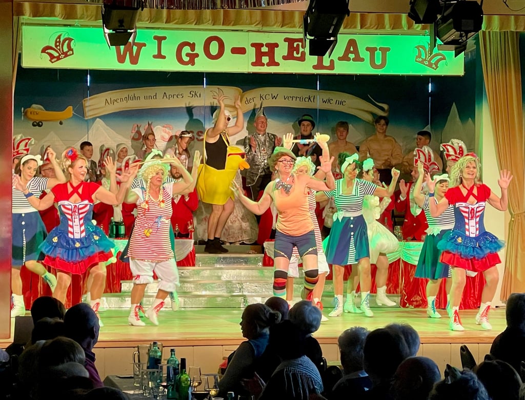 Die „Golden Girls“ beim Karnevalsauftakt in Wegeleben.