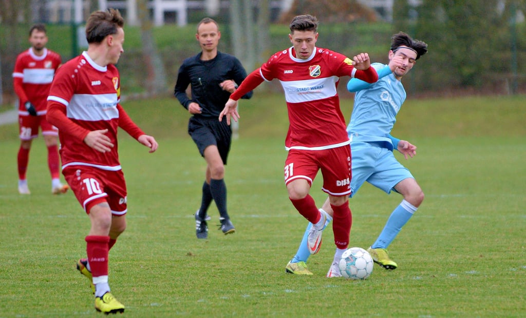 Letzter Test vor dem Start in die Rückrunde des VfB Germania Halberstadt: Ole Hoch (am Ball) will Neuzugang Jona Renner (Nr. 10) bedienen. Mittelfeldspieler Hoch gelang kurz vor Schluss der wichtige Ausgleich.