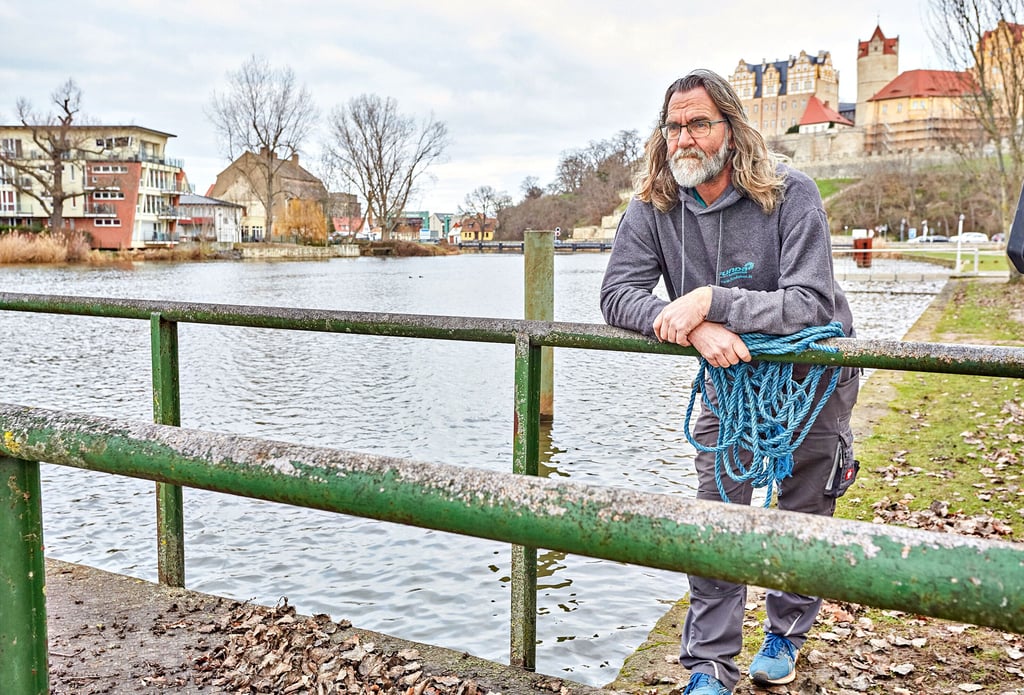 Boris Funda betreibt in Bernburg einen Bootsverleih auf der Saale. Er wartet nicht nur in Bernburg auf den geplanten Schiffsanleger.