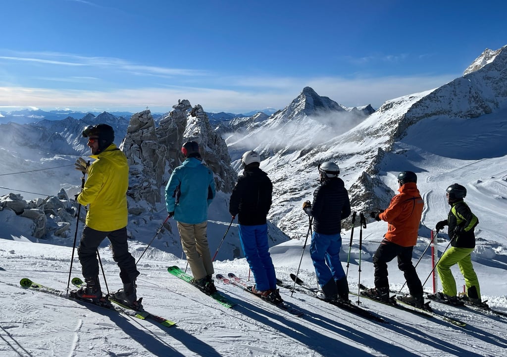 Wegen sinkender Temperaturen und aktueller Schneefälle blicken Österreichs Skigebiete hoffnungsvoll auf die bevorstehende Hochsaison im Februar.