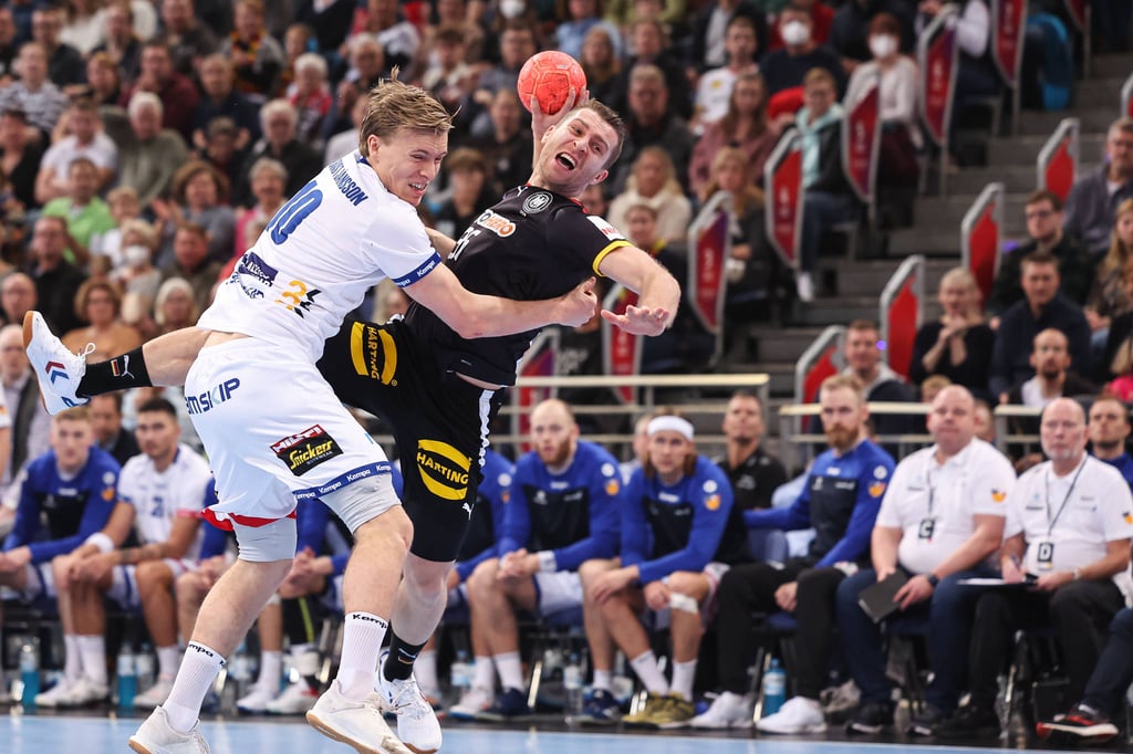Lukas Mertens (l.) traf in den Testspielen mit der deutschen Nationalmannschaft gegen Island auch auf seinen Magdeburger Vereinskollegen Gisli Kristjansson.