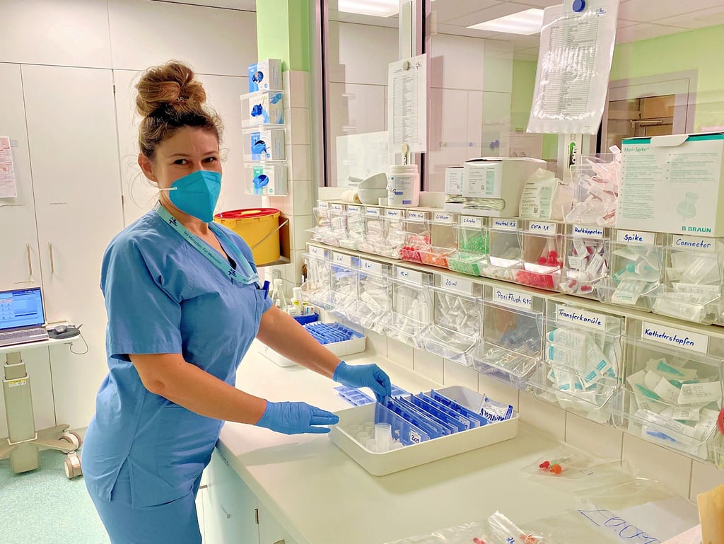 Die Ukrainerin Anna Trubachova ist gelernte Pflegerin und seit Mai im Klinikum Magdeburg auf der Urologie-Station im Einsatz.