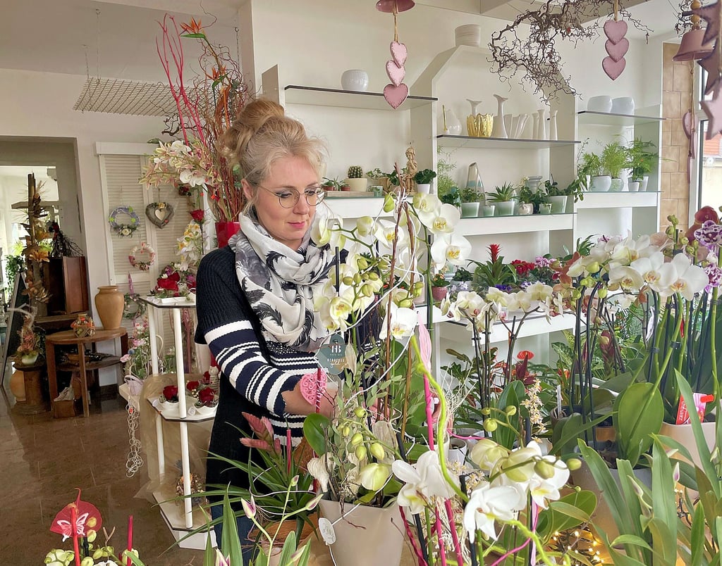 Claudia Voigt, beschäftigt im Blumenhaus Bertram in Bad Dürrenberg, bereitet Orchideen zum Verkauf vor. Sie sind ebenso beliebt wie Schnittblumen und Gestecke.