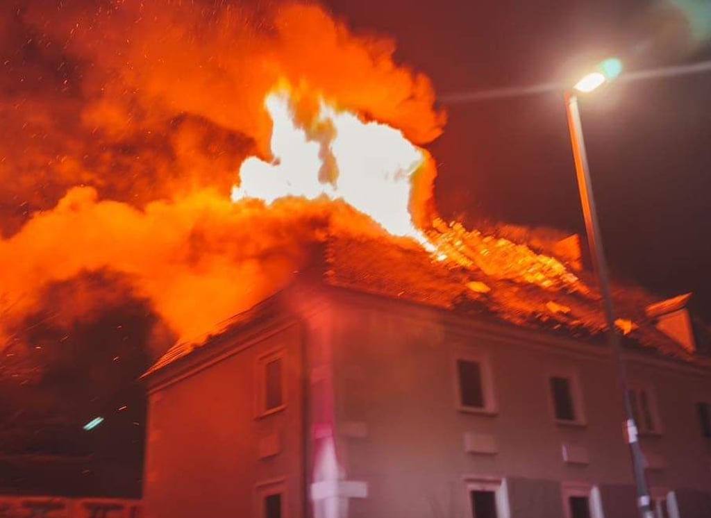 Der Dachstuhl des Wohnhauses stand komplett in Flammen.