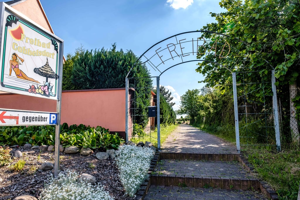 Der Eingang zum Freibad in Cobbelsdorf.