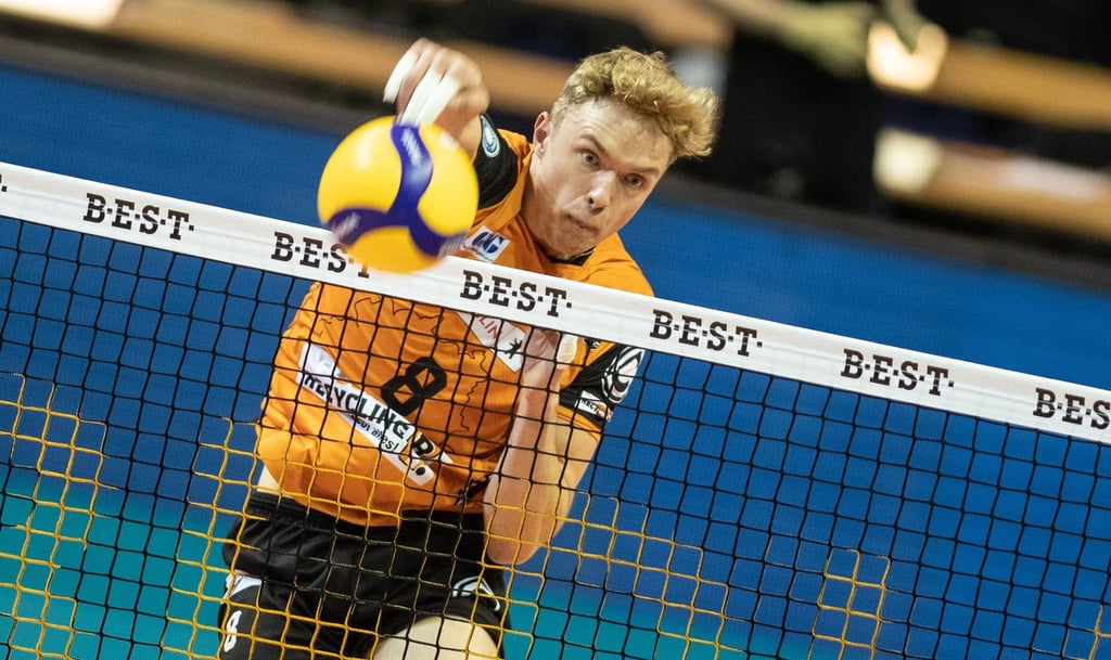 Anton Brehme von den Berlin Volleys schmettert einen Ball.