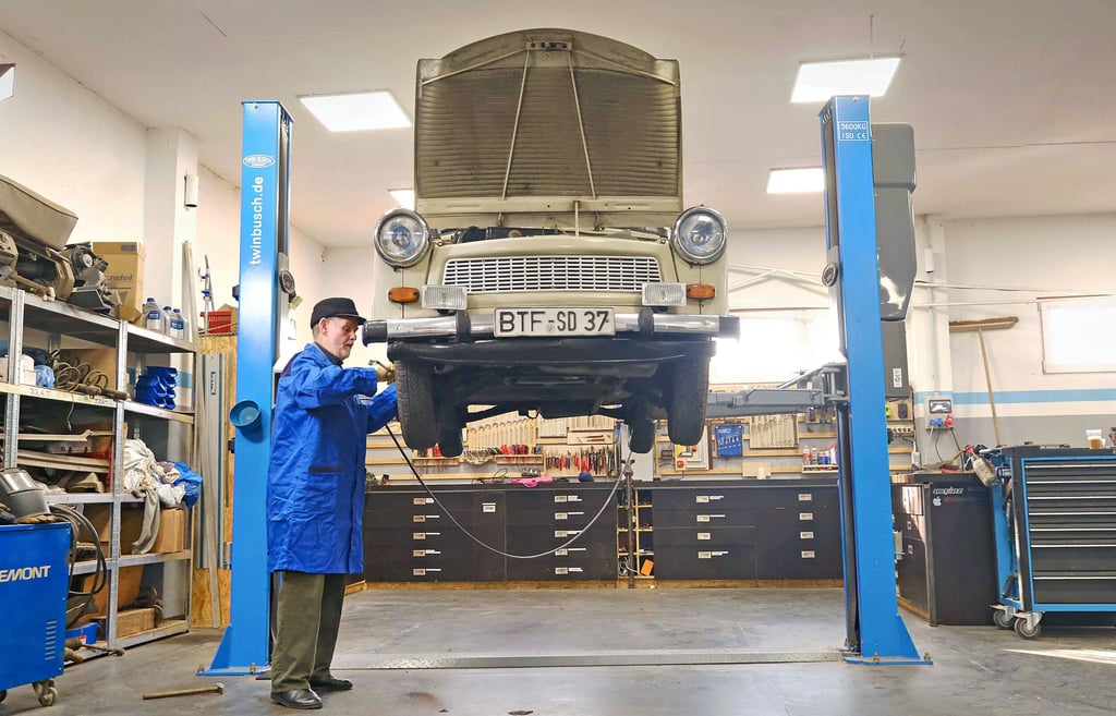 Achim Knoblochs Trabant 601 S Kombi ist sein ganzer Stolz – er hält ihn seit 35 Jahren in Schuss. Seit Jahren auch in der Selbsthilfewerkstatt.