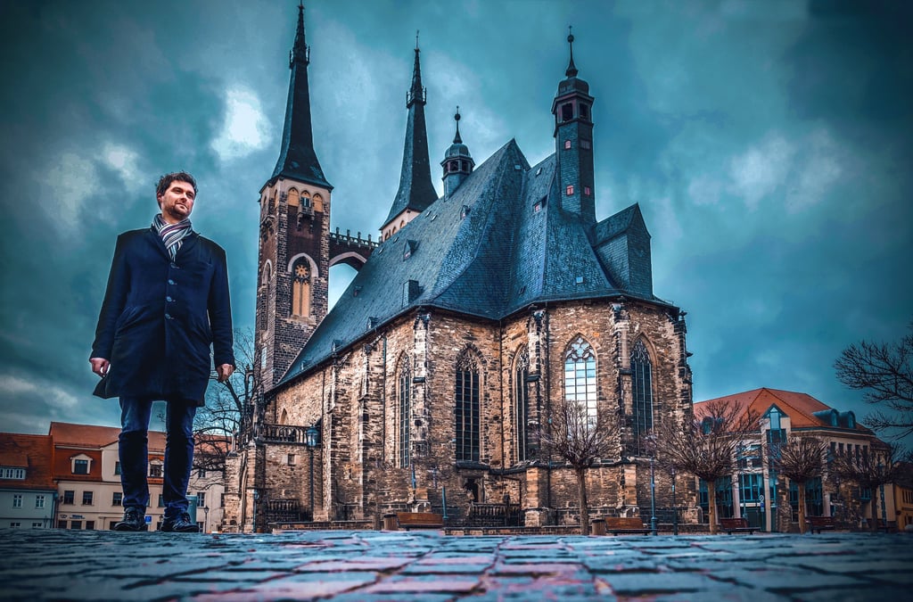 Martin Olejnicki vor der Jakobskirche in Köthen, in der er im September 2018 Friedensgebete organisierte.