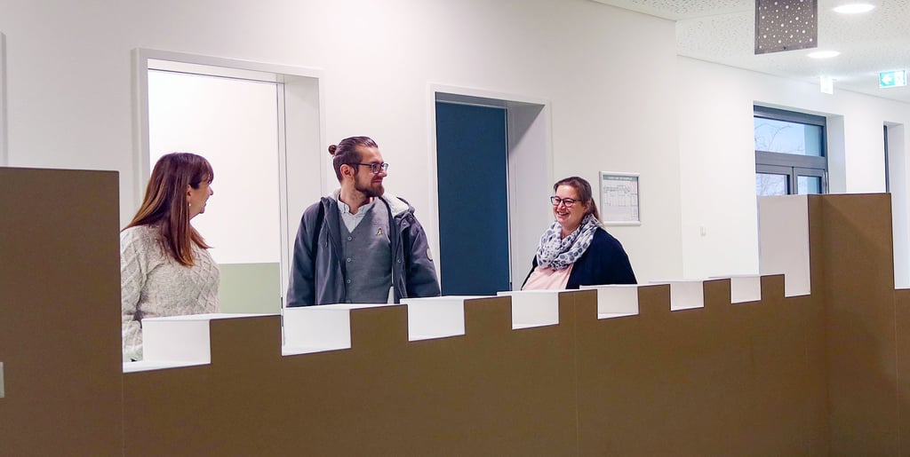 Die neue Kita auf der ehemaligen Domäne in Groß Ammensleben ist bis auf Restarbeiten fertig. Daniela Baars, Presssesprecher Fabian Tschorn und Kita-Leiterin Nicole Kleine begutachten den künftigen Kreativ-Raum der Krippenbereiches, deren Abgrenzung an eine Burg erinnert.