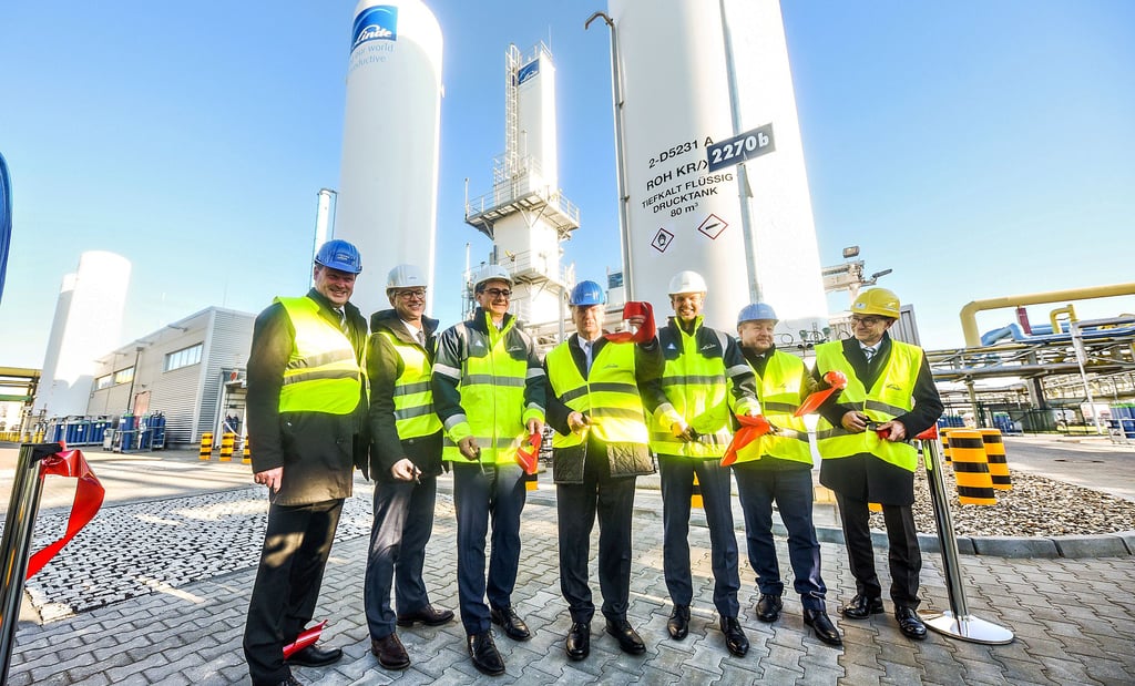 Ministerpräsident Reiner Haseloff (M.) besichtigt die neue Krypton-Xenon-Anlage bei Linde am Chemiestandort Leuna.