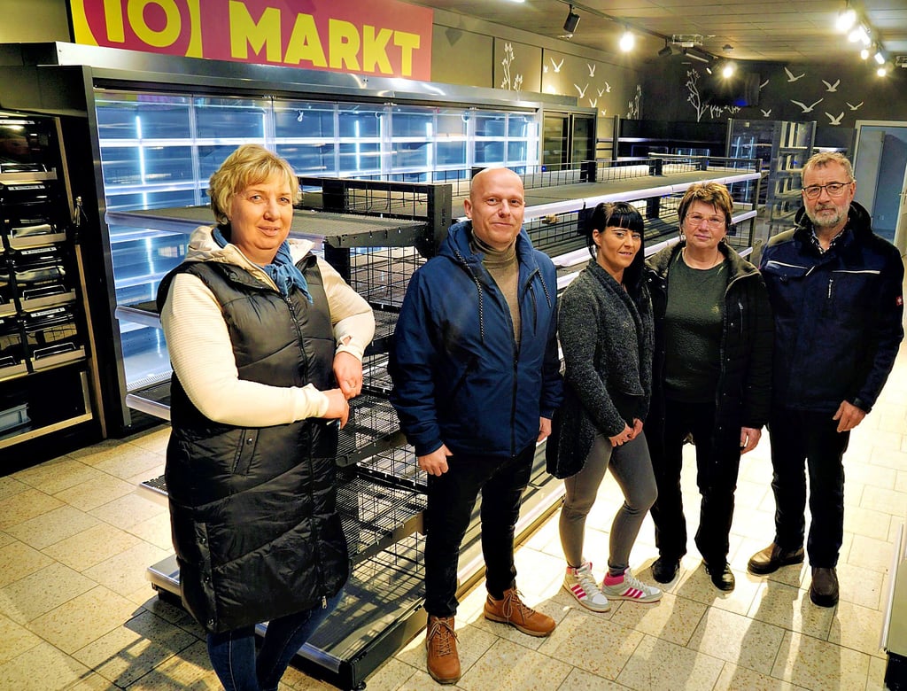 Silke Fissler, Marko Rossmann, Sandy Sanftleben, Angela Simmen und Heinz Junker im neuen 24-Stunden-Markt.