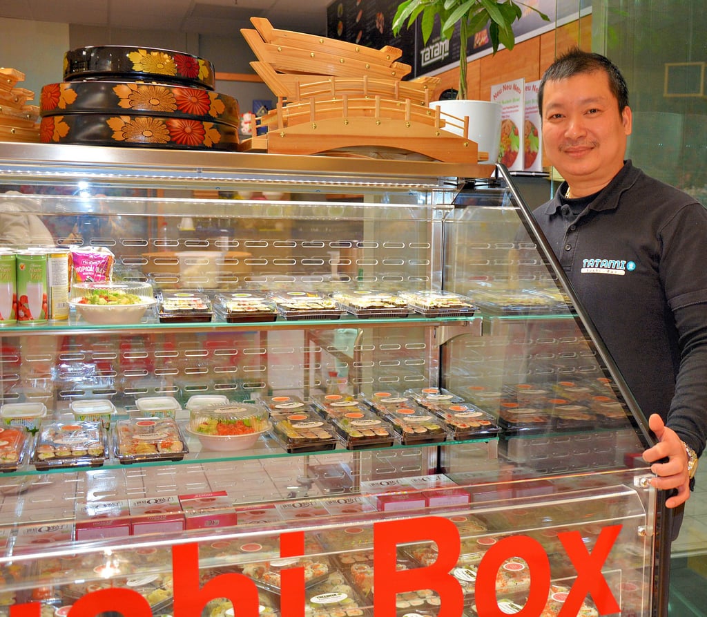 Cao Cuong Aschenbrenner-Nguyen an seiner Sushi-Box. Der Halberstädter betreibt seit 2021 das Tatami und bereits seit 2015 das Schlemmereck in den Rathauspassagen.