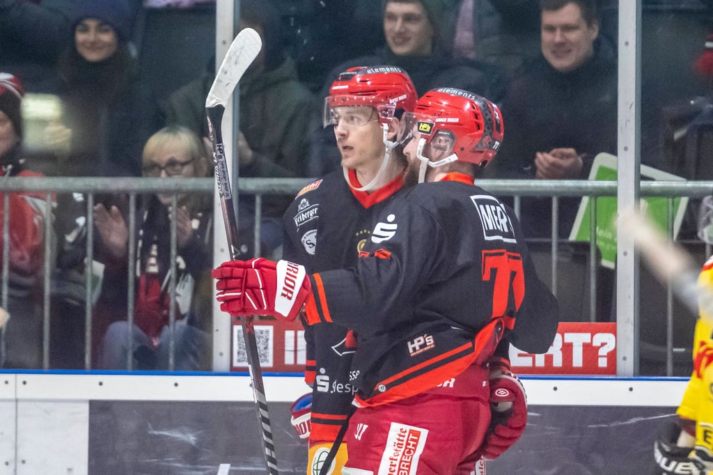 Jubel bei Tatu Vihavainen Halle und Thomas Merl von den Saale Bulls.