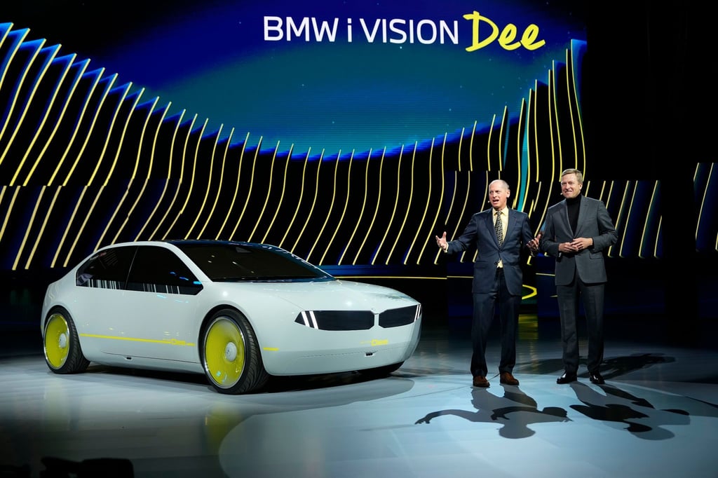 BMW-Chef Oliver Zipse (r) vor einem BMW I Vision Dee.