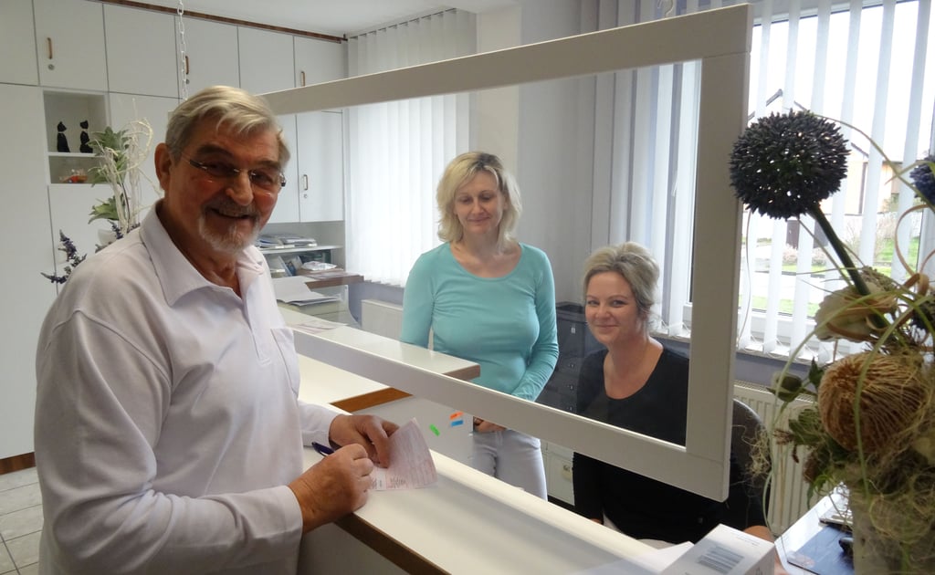 Medizinalrat Klaus Pick (80) mit den „Schwestern“ Bettina Lukowsky (links) und Josephine Hoedt in der Idener Hausarztpraxis, die seit 50 Jahren besteht.