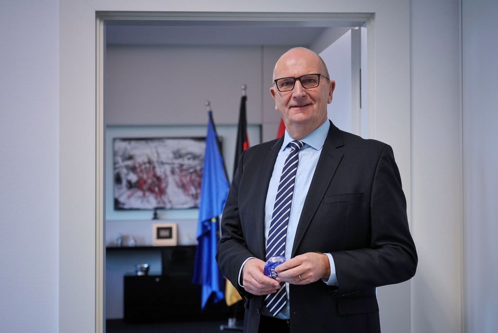 Dietmar Woidke (SPD), Ministerpräsident von Brandenburg, aufgenommen in der Tür zu seinem Büro in der Staatskanzlei.