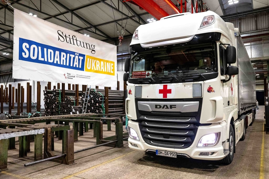 Ein LKW mit Hilfsgütern bei der Abfahrt.