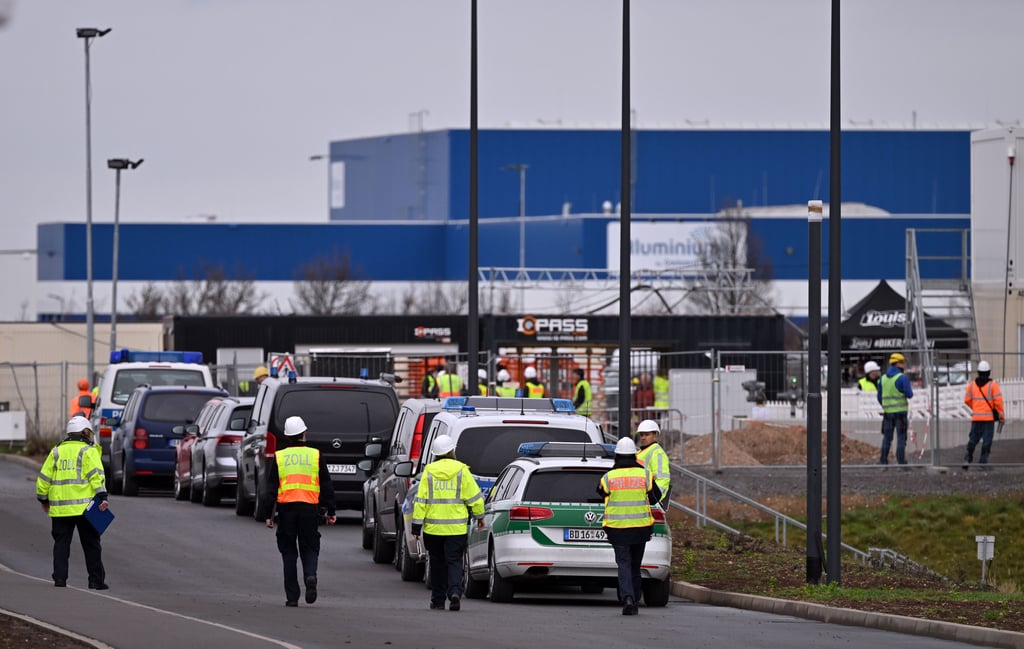 Auf dem Gelände des Batterieherstellers CATL in Thüringen führten Polizei und Zoll Kontrollen durch.